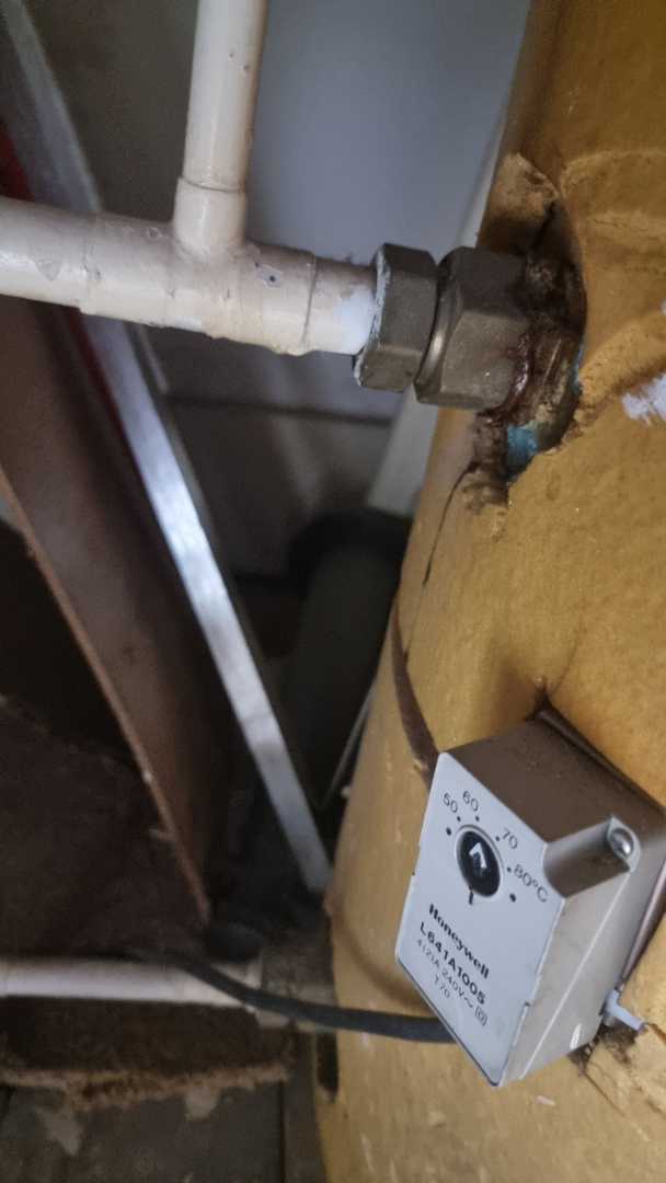 Pipe connection beside the hot-water cylinder